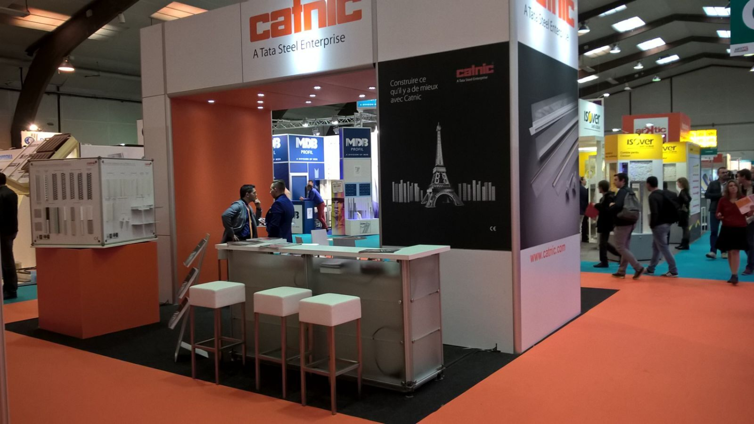 Stand Catnic à l’événement Artibat, mettant en valeur les produits et solutions de construction.