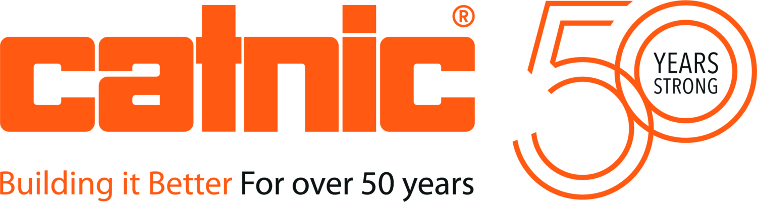 Logo du 50e anniversaire de Catnic avec design graphique en couleurs CMJN.
