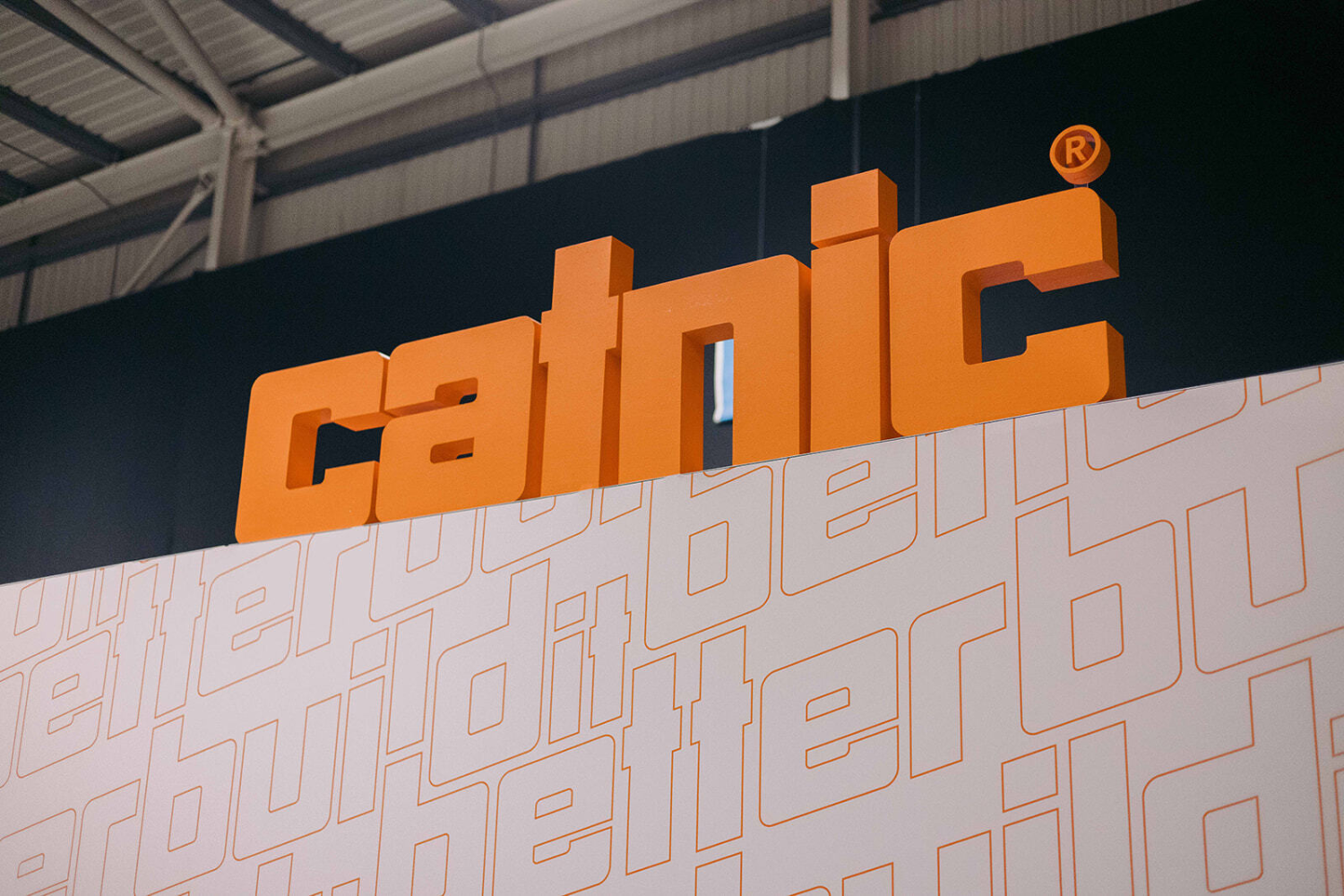 Logo Catnic au-dessus du stand d’exposition